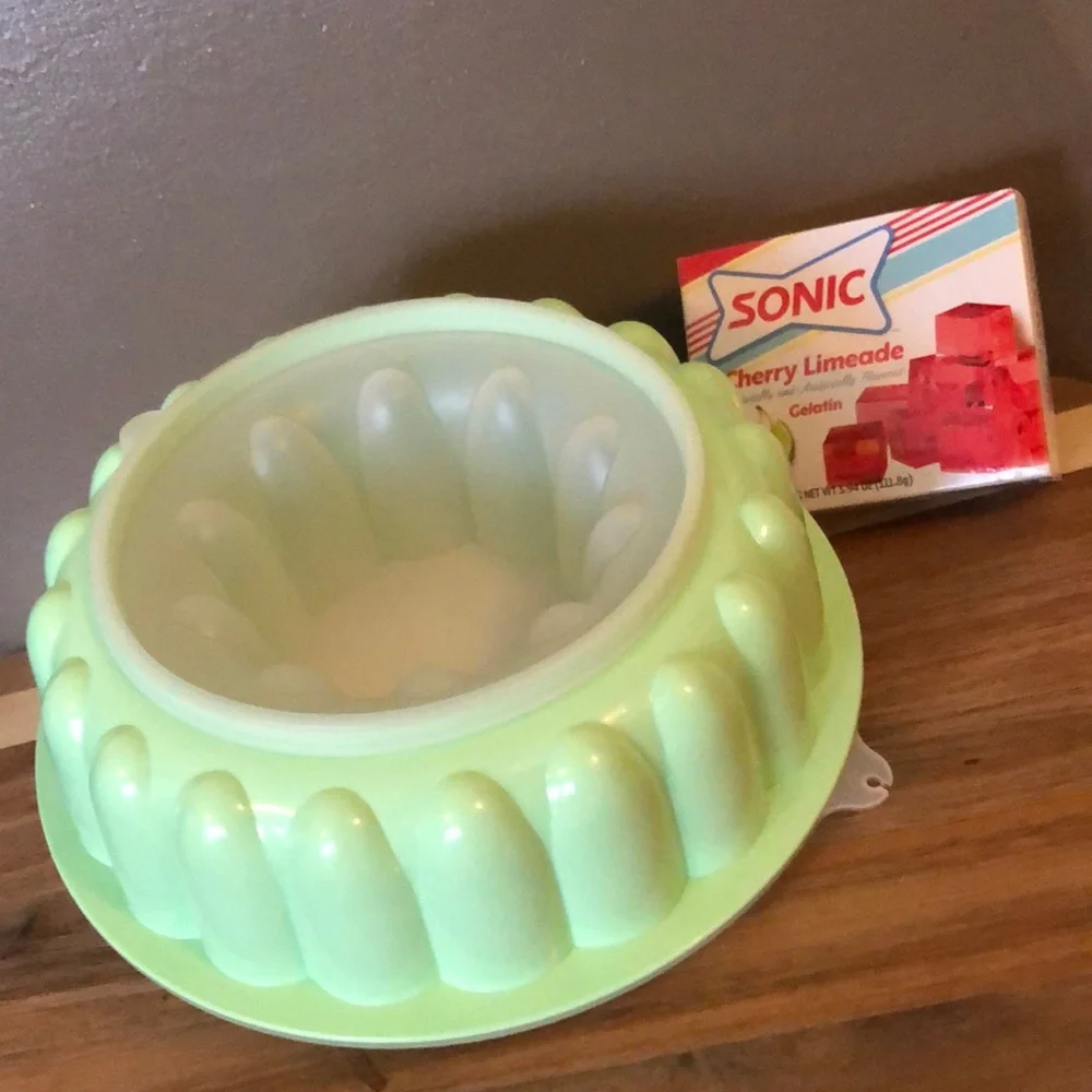 Tupperware Jello Ring/Mold-Pistachio Green-Like New-Scalloped-Aprox 9in Diameter